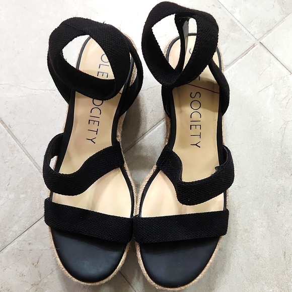 Sole Society Shoes - Like new Sole Society black/tan platform sandals in excellent condition!